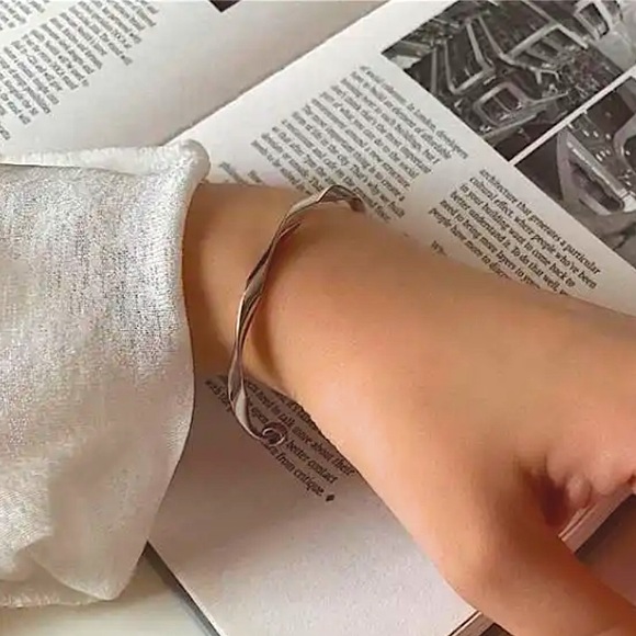 ⚜️𝟯𝟬%𝗢𝗙𝗙 𝗯𝘂𝗻𝗱𝗹𝗲𝘀 𝟯+⚜️ NEW Twisted Simple Delicate Cuff - Picture 9 of 13